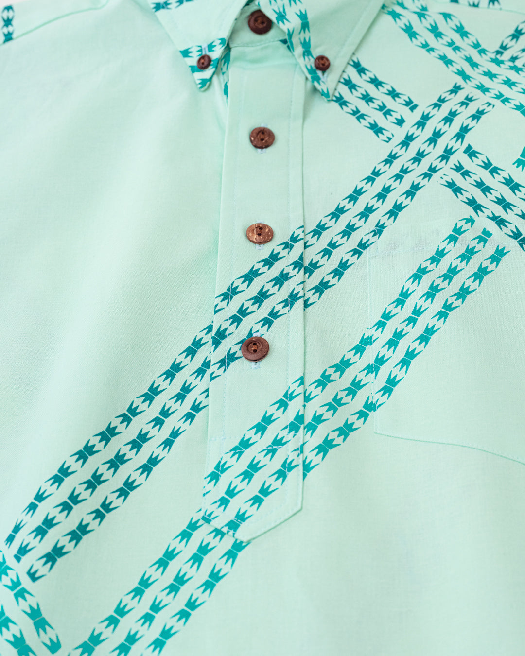 Hoʻohenohiʻileihaliʻaaloha Pullover Aloha Shirt- Ice Frappe